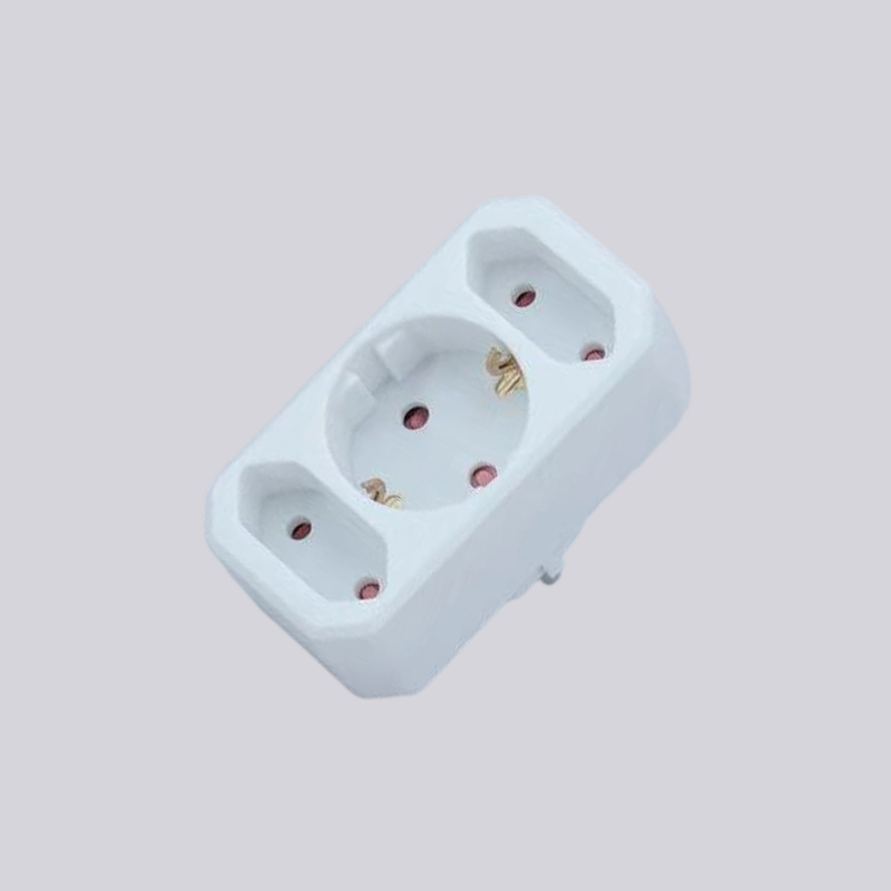 Adattatore G01-01/2 con una spina tonda e due spine piatte tipo tedesco